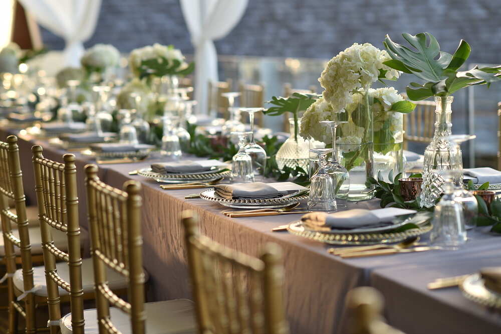 A dining tablescape at an outdoor wedding venue